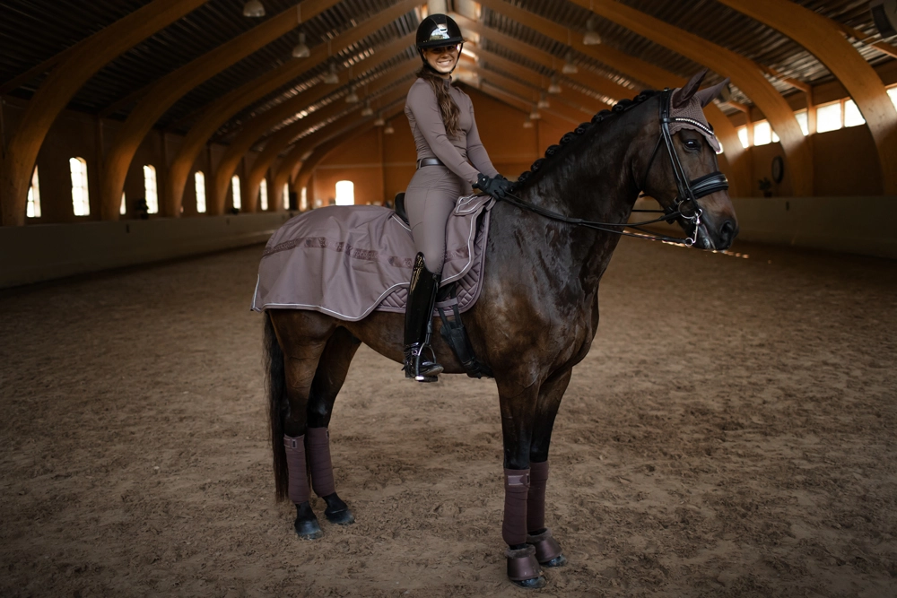 amadecke3 Equestrian Stockholm Trainingsdecke Amaranth