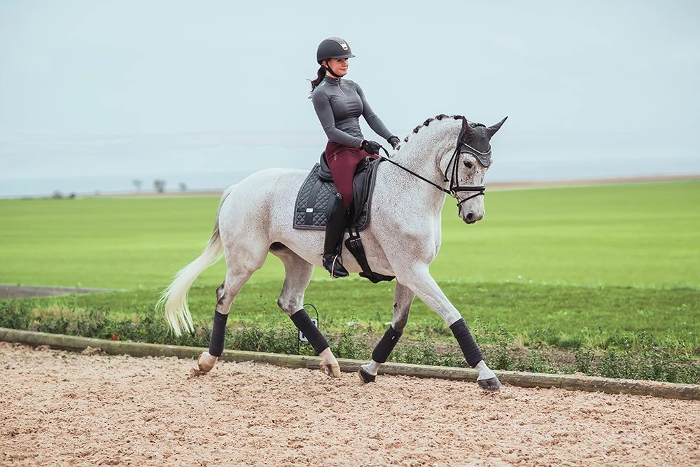 no-boundaries-silver-cloud-dressage-saddle-pad-equestrian-stockholm-2 Equestrian Stockholm Fleece Bandagen No Boundaries Silver cloud